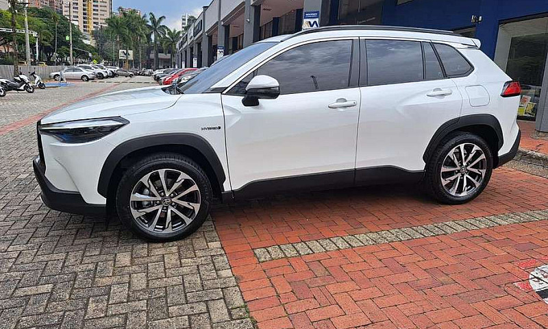 Toyota Corolla Cross...