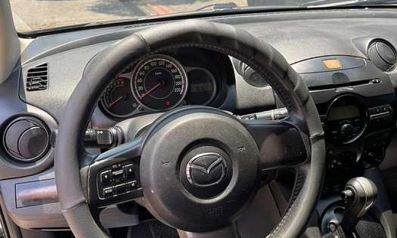 Mazda 2 Modelo 2013...