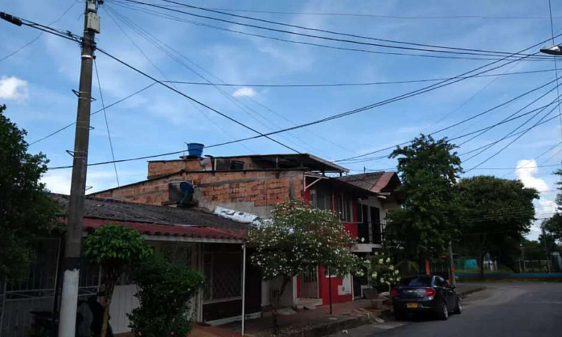 Casa De 3 Pisos A La...