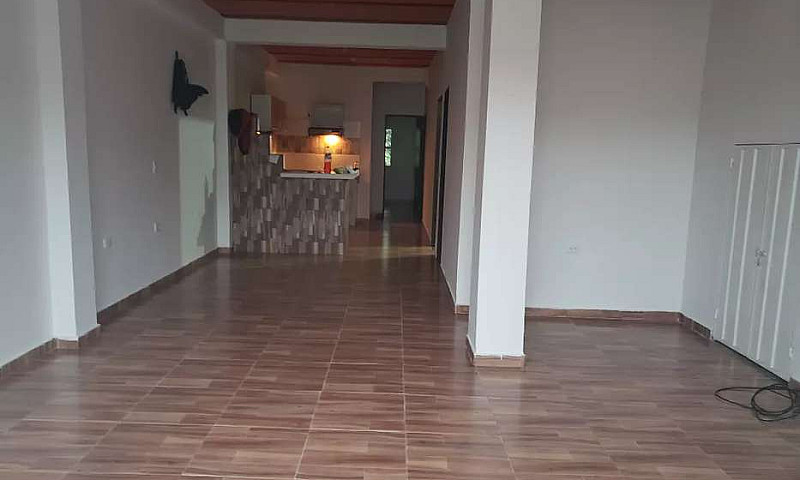 Arriendo Casa Barrio...