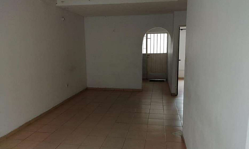 Arriendo Casa Barrio...
