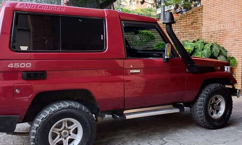 Camioneta Toyota Lan...