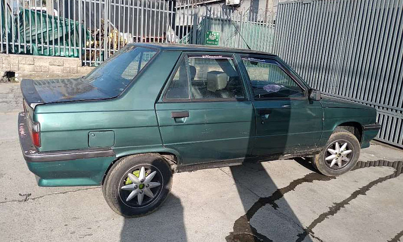 Se Vende Renault 9 E...