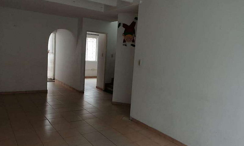 Arriendo Casa Barrio...