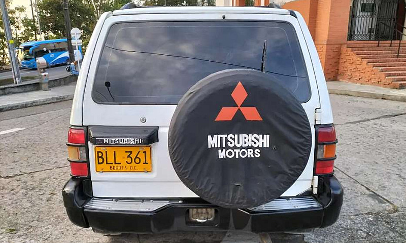 Montero Mitsubishi 2...