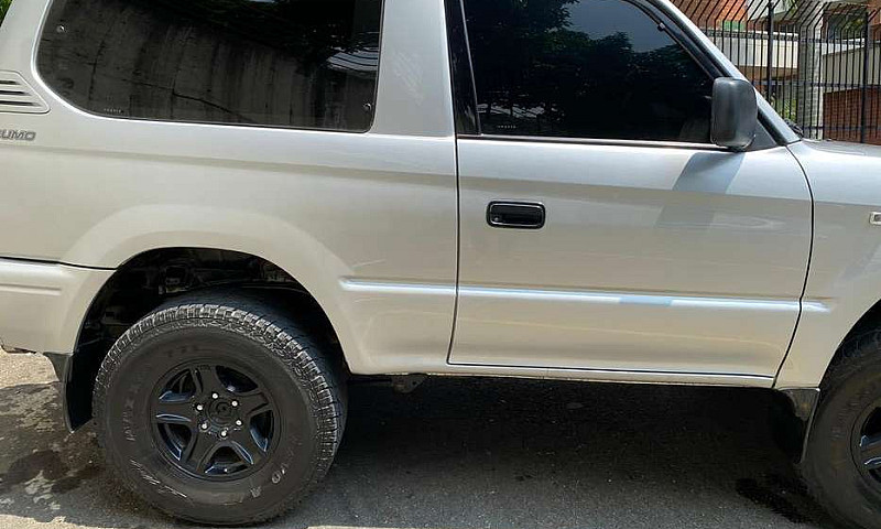 Hermosa Toyota Prado...