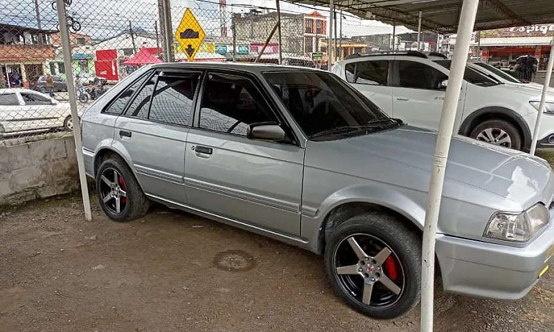 Mazda 323 Modelo 200...