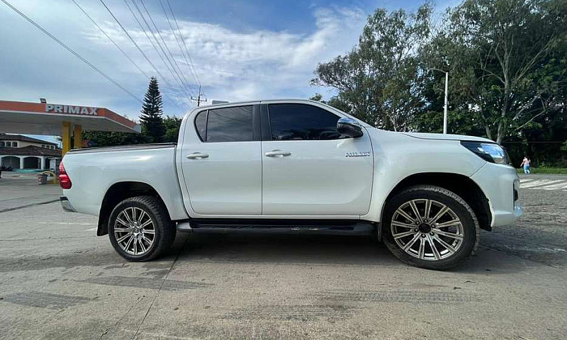 Vendo Toyota Hilux S...