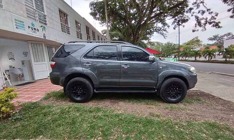 Toyota Fortuner 2.7L...