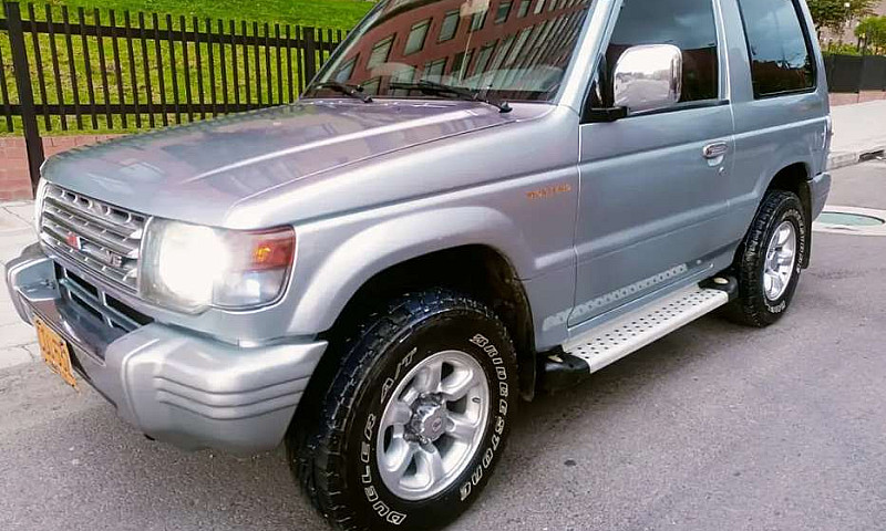 Mitsubishi Montero 2...