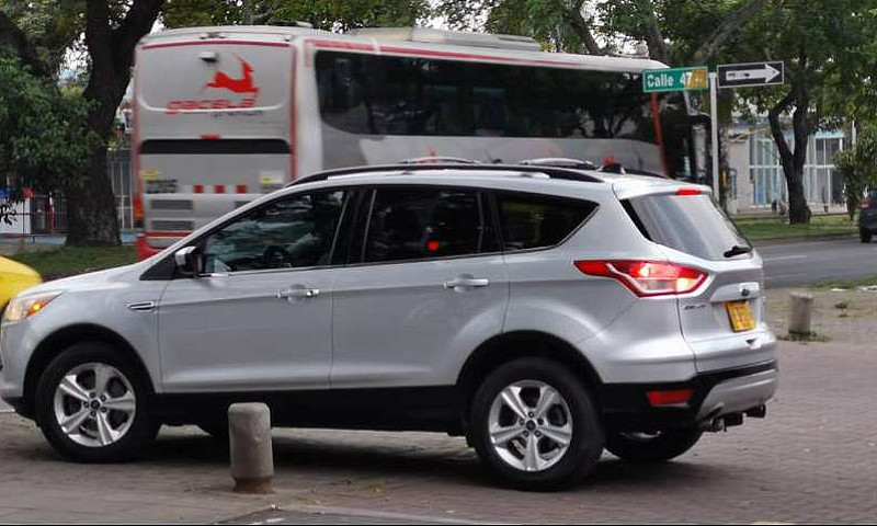 Hermosa Ford Escape ...