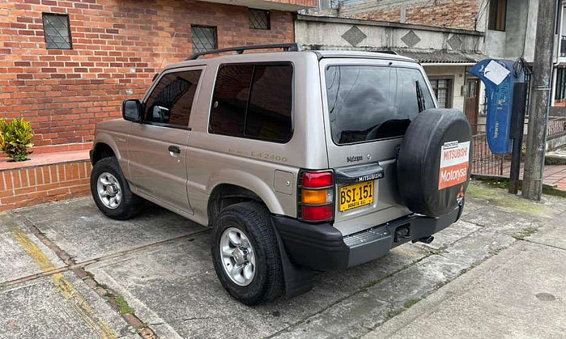 Mitsubishi Montero 2...