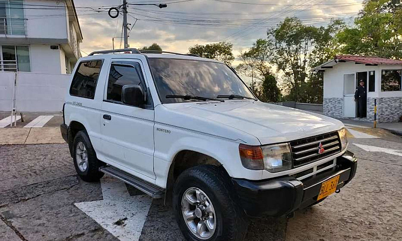 Montero Mitsubishi 2...