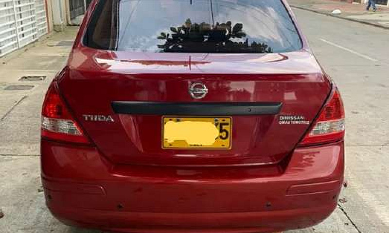 Nissan Tiida Sedan 2...