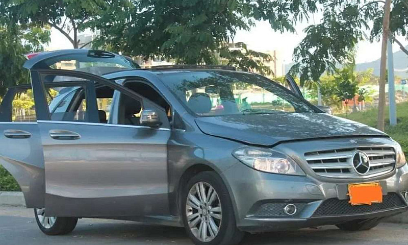 Hermosa Mercedes Ben...