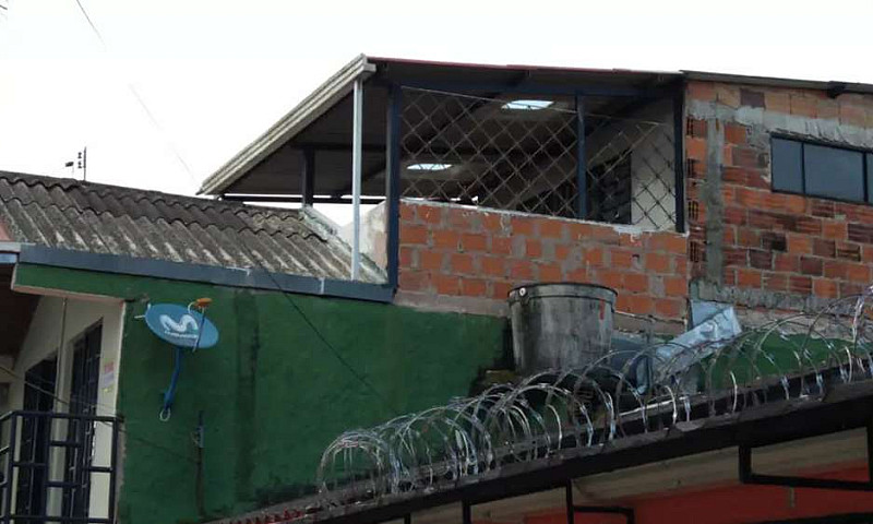 Casa De 3 Pisos A La...