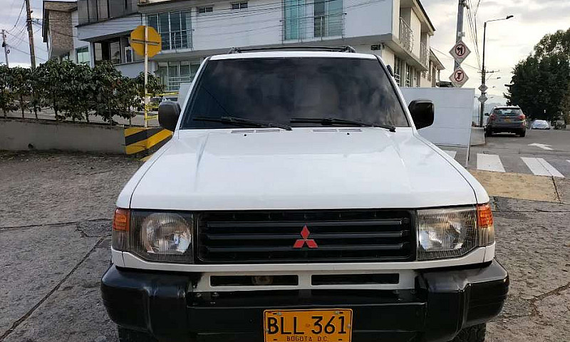 Montero Mitsubishi 2...