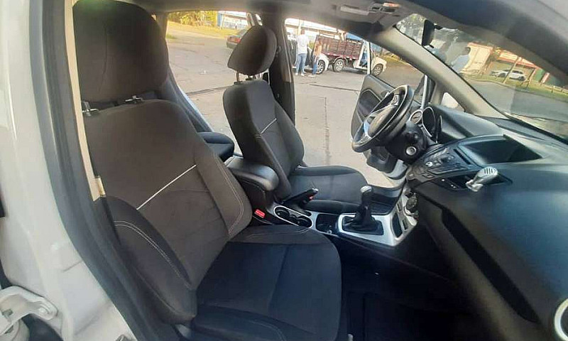 Ford Fiesta Sedan, 2...