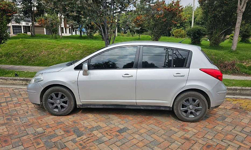 Nissan Tiida Hb Emot...