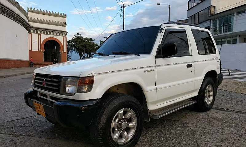 Montero Mitsubishi 2...