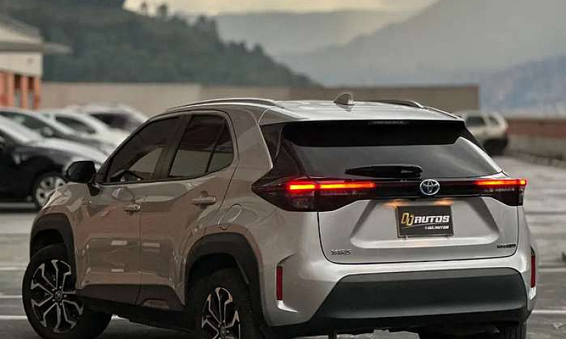 Hermosa Yaris Cross...