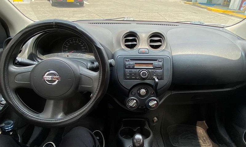 Vendo Nissan March 2...