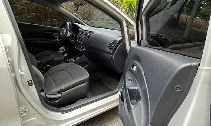 Vendo Kia Rio Sedan ...