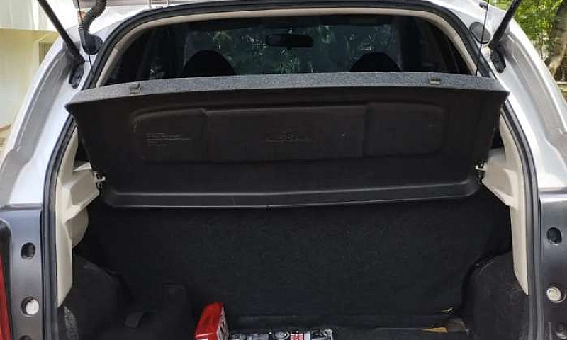 Vendo Nissan March A...