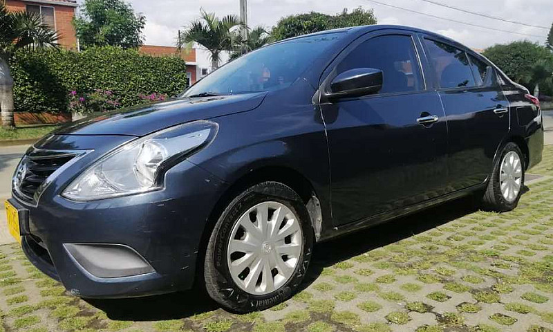 Vendo Nissan Versa 2...