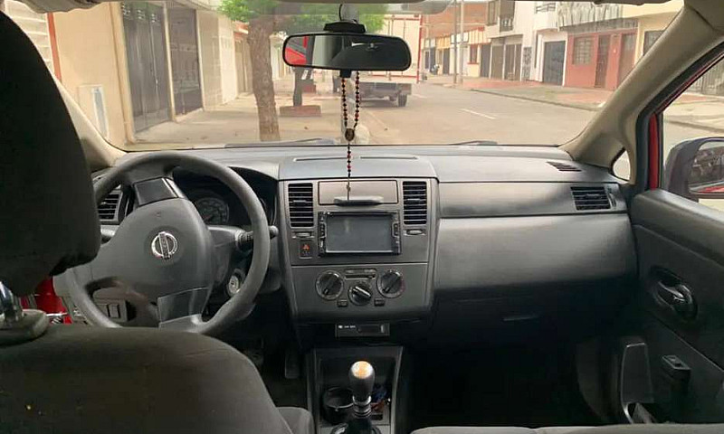Nissan Tiida Sedan 2...