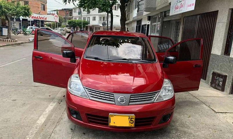 Nissan Tiida Sedan 2...