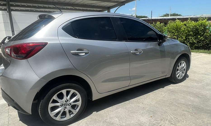 Mazda 2  Touring 1.5...