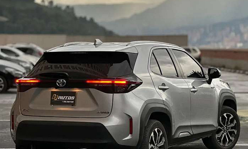 Hermosa Yaris Cross...