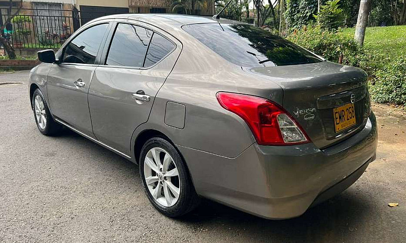 Nissan Versa Advance...