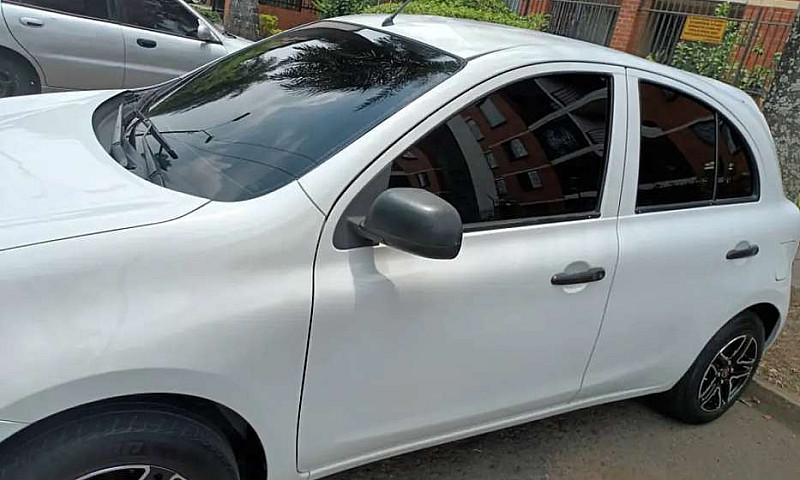 Vendo Nissan March A...