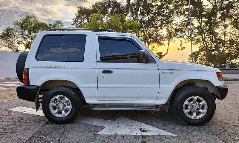 Montero Mitsubishi 2...