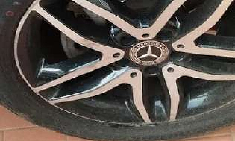 Hermosa Mercedes Gla...