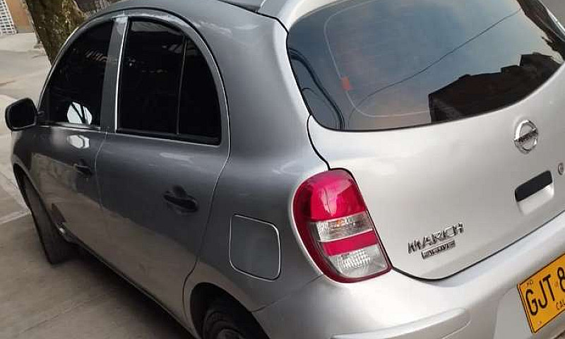 Vendo Nissan March A...