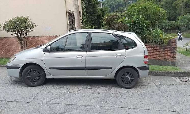 Vendo Renault Scenic...