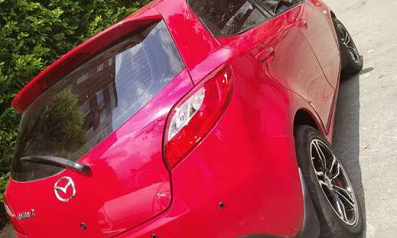 Vendo Mazda 2...