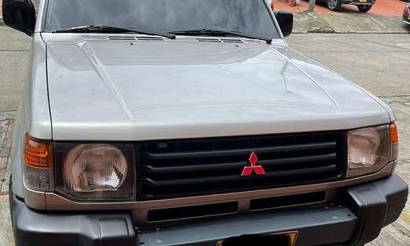 Mitsubishi Montero 2...