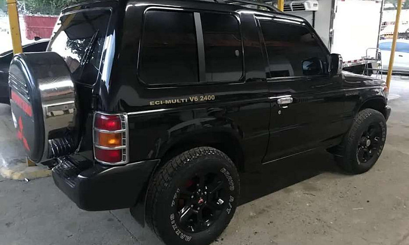 Montero Mitsubishi 2...