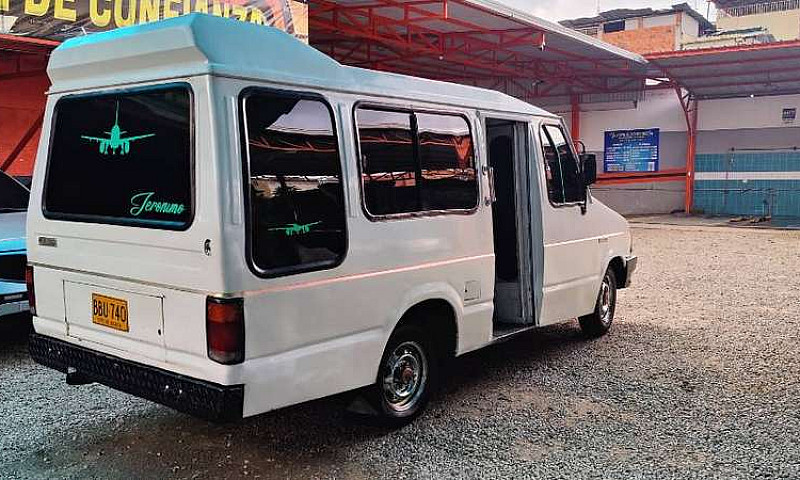 Microbus Mazda B2200...