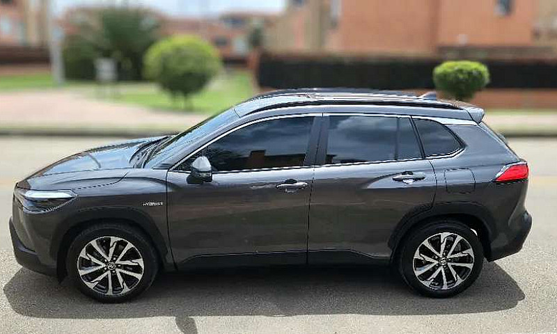 Toyota Corolla Cross...