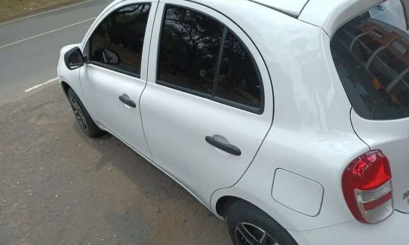 Vendo Nissan March A...