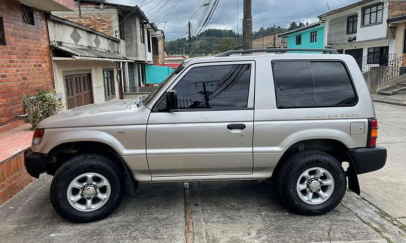 Mitsubishi Montero 2...
