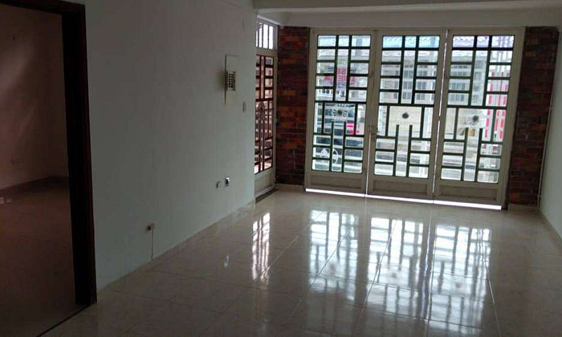 Arriendo Casa Barrio...