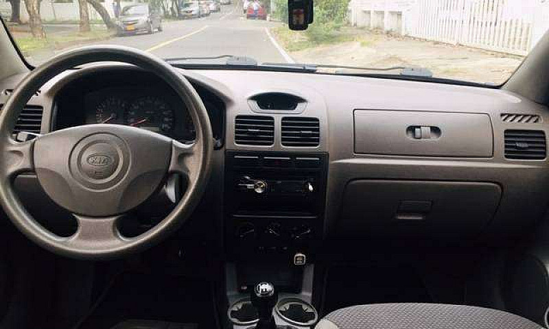 Vehículo Kia Rio Sty...