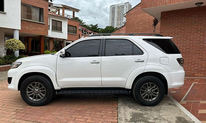 Toyota Fortuner Urba...