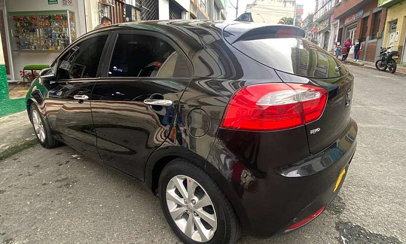 Vendo Kia Rio Ubex F...